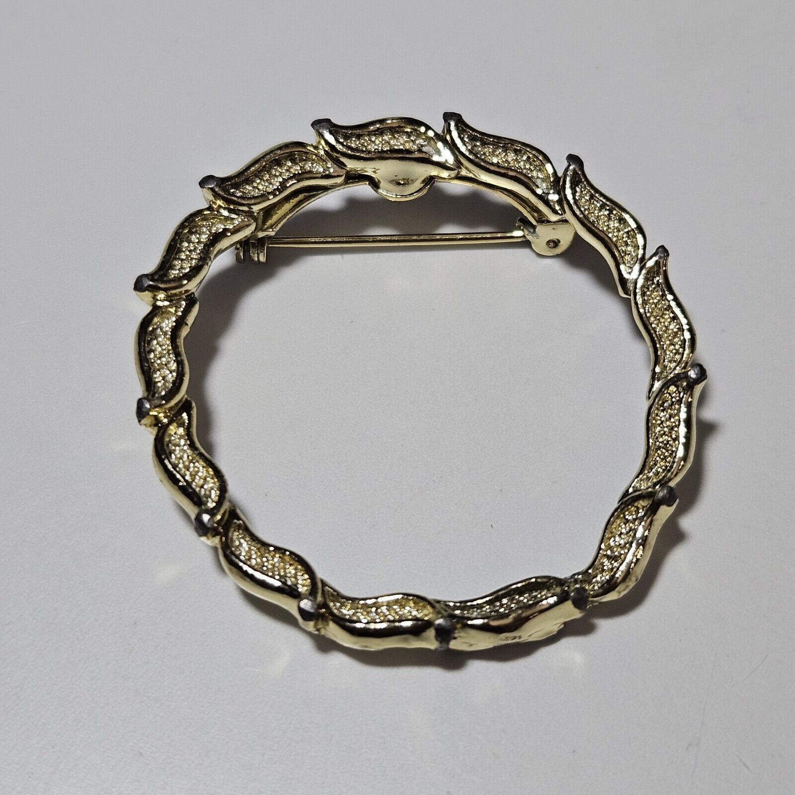 Vintage Gold Tone Gerrys Leaf Circle Round Pin Brooch Textured Wreath Leave